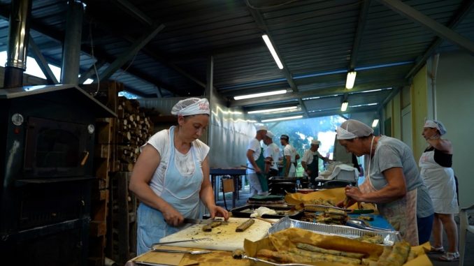 Tanti buongustai a Sellano per l’avvio della Sagra della fojata e dell’attorta