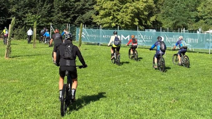 Grande successo per la prima edizione di “Cascia Summer Fit”, l’evento dedicato allo sport e al benessere che ha animato la città di Cascia domenica 31 agosto. Organizzato dal Comune in collaborazione con la Pro Loco Cascia Roccaporena e le realtà sportive del territorio, l’evento ha trasformato Cascia in una vera e propria palestra a cielo aperto, coinvolgendo cittadini e visitatori di tutte le età in due giornate di attività fisica, divertimento e condivisione. Le attività si sono svolte in diversi luoghi simbolici della città: dalla Pista Ciclabile al Magrelli Active, fino al Palazzetto dello Sport. Il programma ha offerto un’ampia varietà di proposte: circuiti sportivi, tornei di volley e padel, lezioni di fitness, allenamenti funzionali, psicomotricità e giochi sportivi per bambini. Particolarmente apprezzata è stata l’esperienza con le e-bike, che ha condotto i partecipanti in escursioni panoramiche immerse nella natura, tra boschi e scorci mozzafiato. Tutte le attività sono state gratuite e aperte a tutti, nel segno di uno sport inclusivo e accessibile. L’atmosfera è stata carica di energia positiva: musica, colori, sorrisi e voglia di muoversi hanno reso l’intera manifestazione un vero momento di festa per la comunità. Grande la soddisfazione espressa dall’Amministrazione Comunale: “Cascia Summer Fit è la dimostrazione di quanto la nostra comunità sappia fare squadra, creando occasioni di incontro, salute e divertimento. È stato un momento importante per promuovere lo sport come stile di vita e valore sociale. Un ringraziamento speciale a tutti i professionisti, le associazioni e i partecipanti che hanno creduto in questa prima edizione e hanno contribuito al suo successo.” Con l’obiettivo di rendere “Cascia Summer Fit” un appuntamento fisso, il Comune ha già annunciato l’intenzione di replicare l’evento il prossimo anno, ampliandone il programma e coinvolgendo ancora più realtà territoriali.