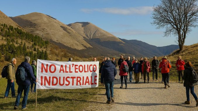 Escursioni contro l’eolico industriale, l’Umbria si mobilita