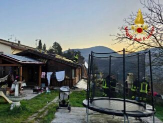 Incendio devasta abitazione in legno a Sellano, famiglia messa in salvo dai Vigili del fuoco