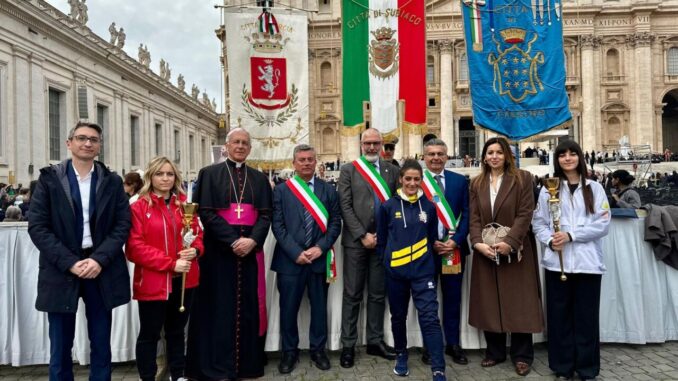 Fiaccola benedettina benedetta dal Papa in piazza San Pietro