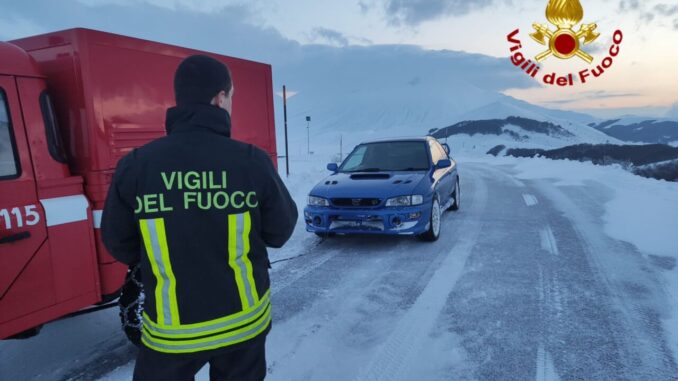 Imprigionato da ghiaccio e neve a Castelluccio, salvato nella notte