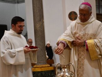 Pasqua di fede e carità: mons. Boccardo abbraccia gli ultimi