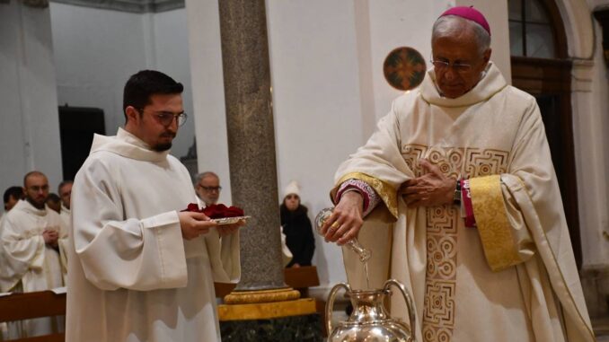 Pasqua di fede e carità: mons. Boccardo abbraccia gli ultimi