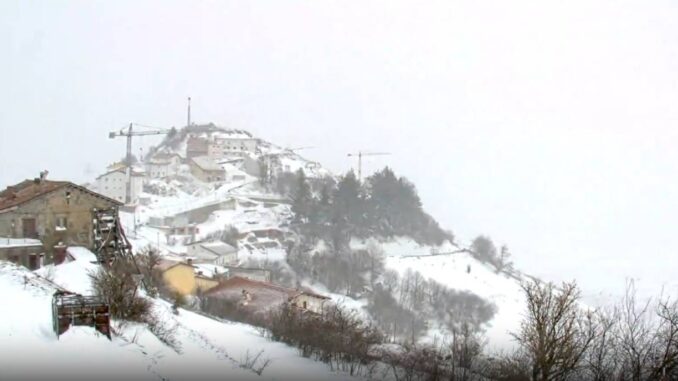Tormenta isola Castelluccio e chiude la strada provinciale