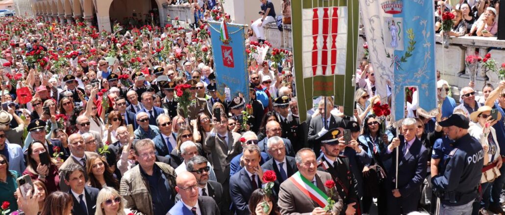 Fede e pace accendono Cascia con Chicago e il Papa